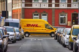 DHL Lieferfahrzeug in einer Innenstadt